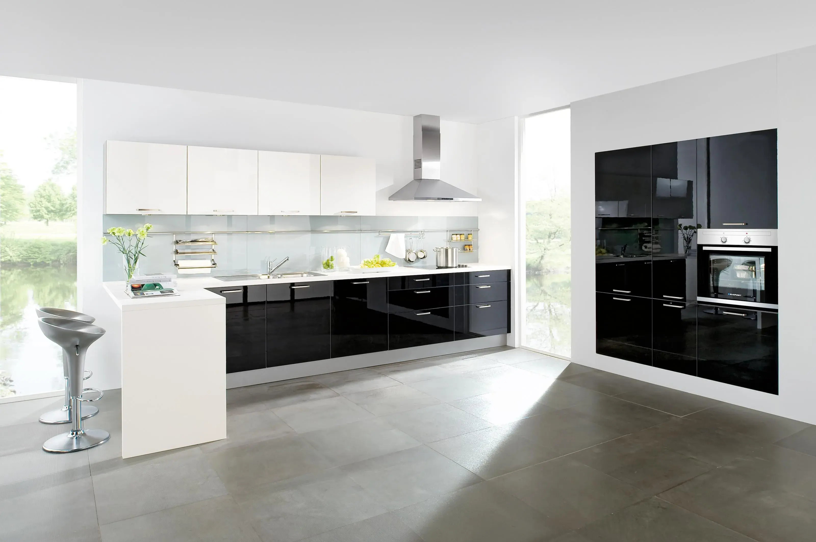 Moderne Küche in schwarz-weiß Hochglanz mit Tresen