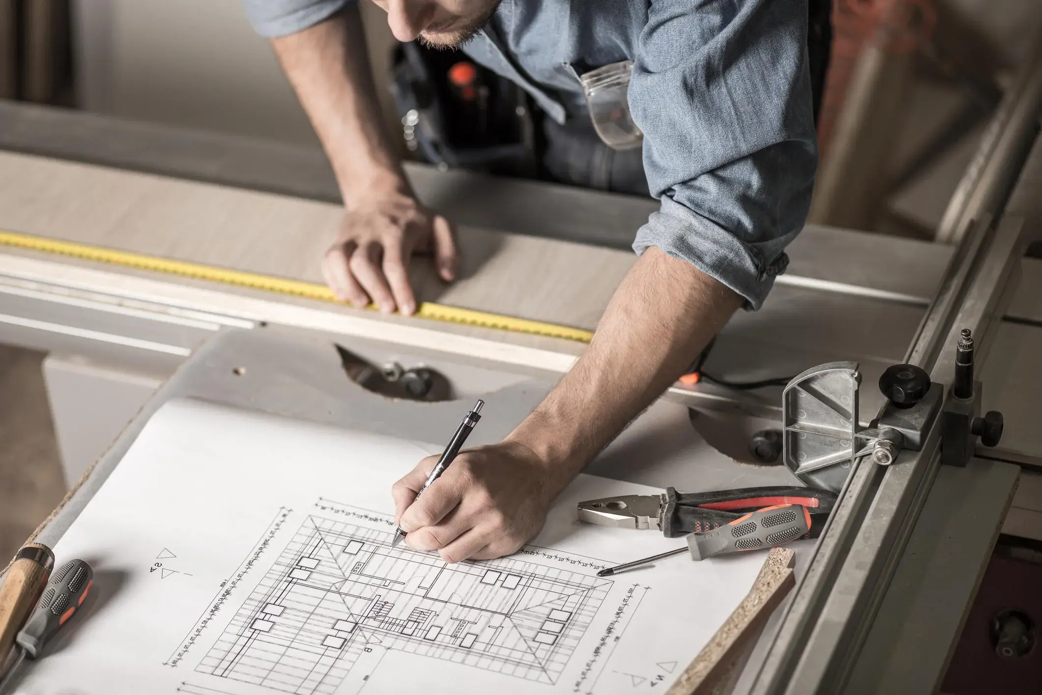 Küchenspezialist, der an der Planung arbeitet