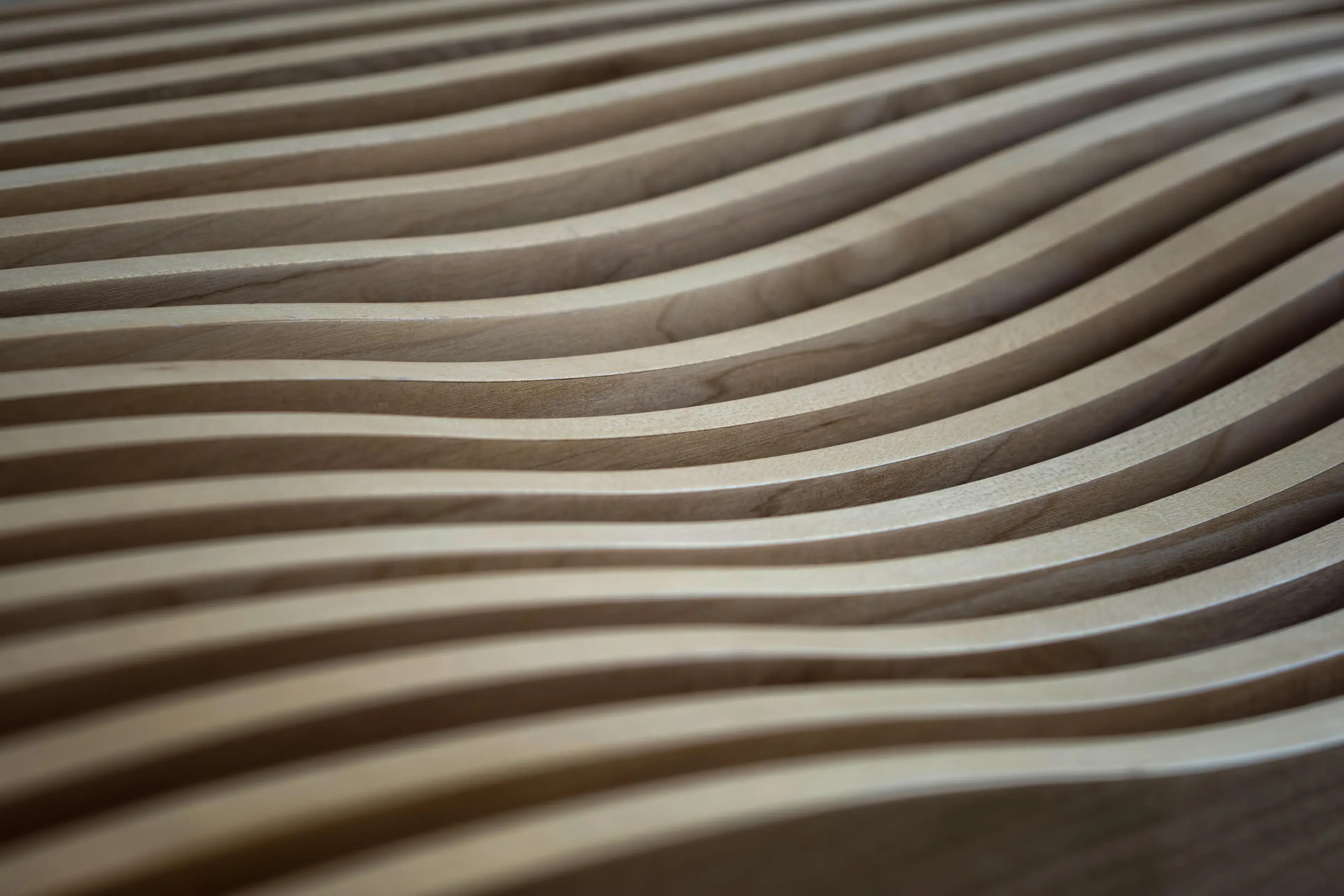 geschwungene hölzerne Oberfläche mit Rillen