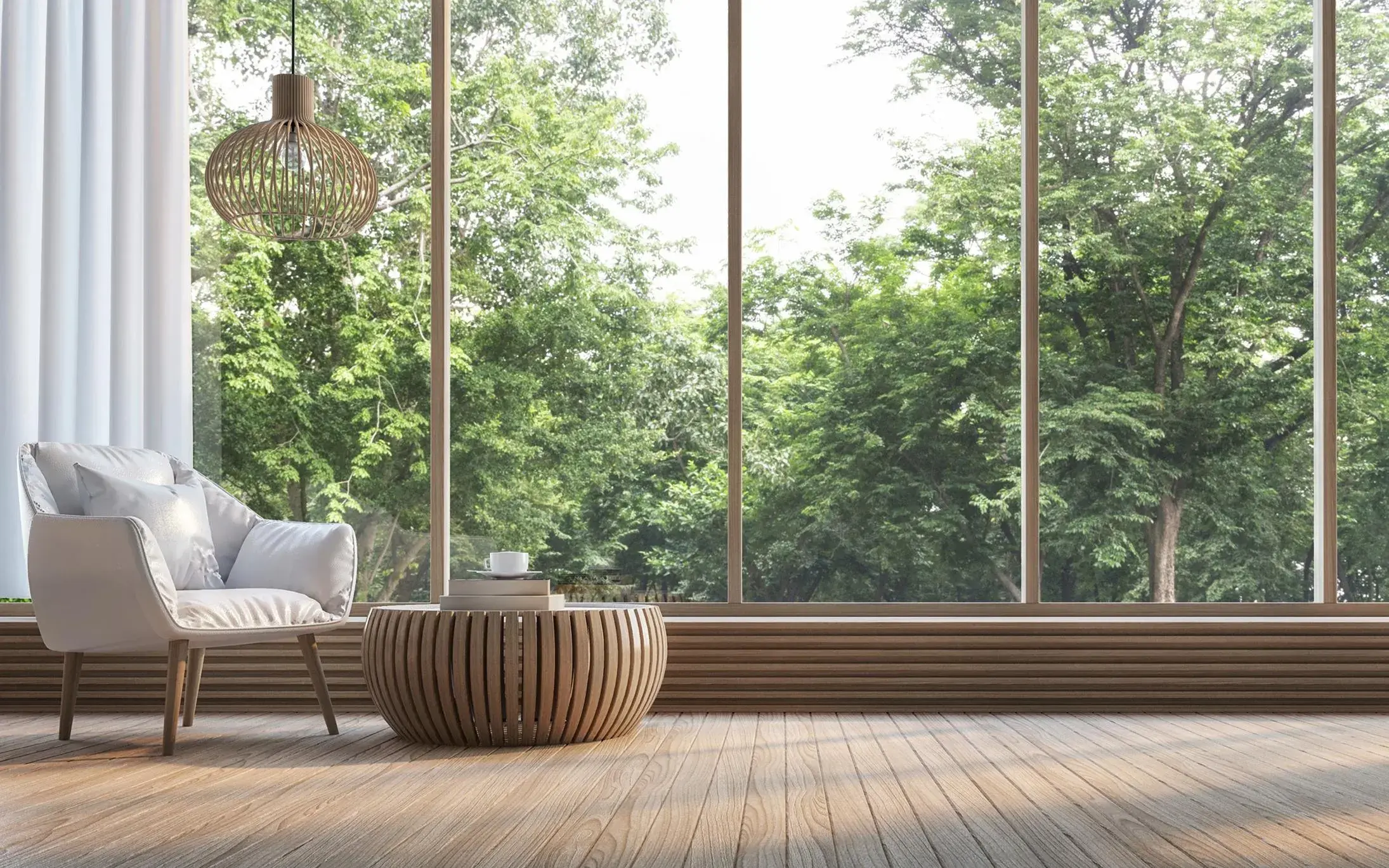 Moodshot mit einem Stuhl vor einer wandhohen Fensterwand