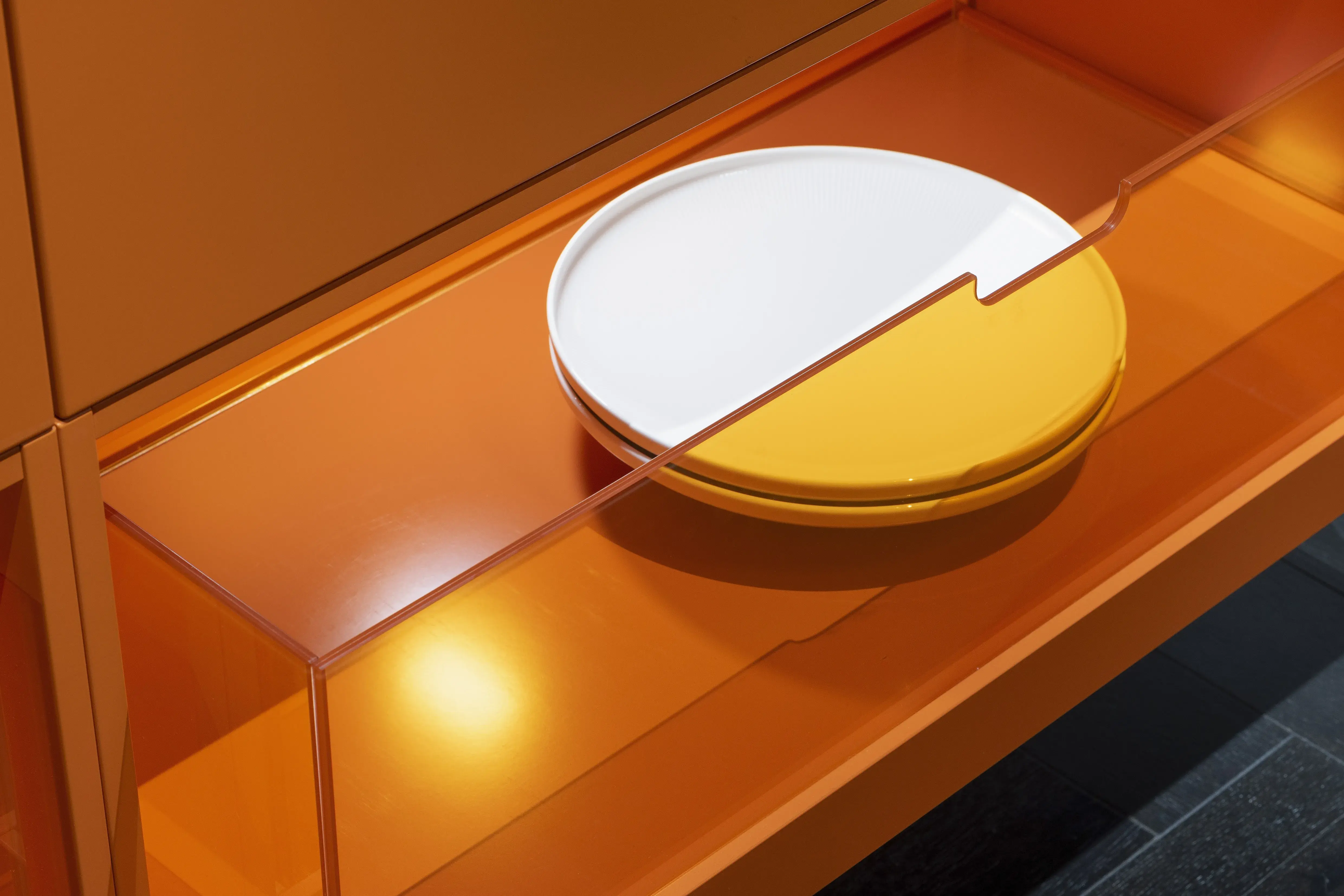 APL: 171 Greige 16 mm Front: AV 7010-GL Beton-grau, mineralischer Spachtelbeton (PUResist, PURemmision) Front Lack Orange Korpus: 2059 Designkorpus Titan Griff: Metall Black Chrome und Kehlleiste 359 Greige matt Kehlleiste Graphit gebürstet Geräte: Gaggenau Armatur: Franke Spüle: Franke  Features: Betonoberfläche individuell nachbearbeitet, Nischenrückwand Regal Betonoberfläche, Sideboard Orange mit offenen Schubkästen in Plexiglas Orange exklusives Auszugssystem im Schrank für mehr Stauraum, Sideboard 