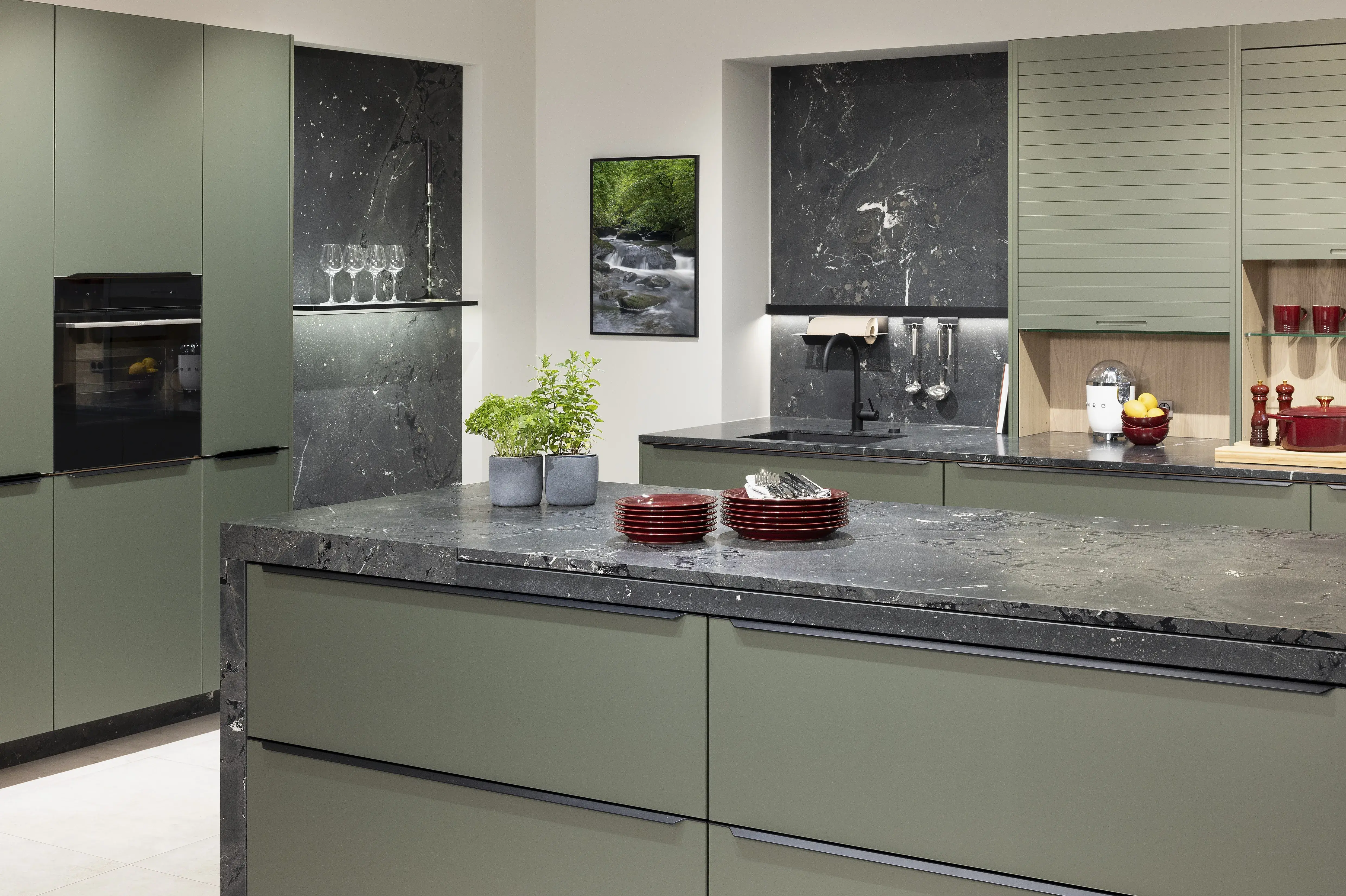 APL: Negresco satiniert (Granit) 25 mm + 50 mm Front: AV 5015 Olivgrün metallic Polymerglas ((PUResist, PURemission) Korpus: 2085 Designkorpus Feineiche-natur Griff: M755 Schwarz Geräte: Bosch Armatur: Blaupunkt Spüle: Blaupunkt  Features: Rolloschrank, Polymerglasoberfläche, APL verschiebbar über Kochfeld, 120 cm Planung, wandhängend (schwebend)